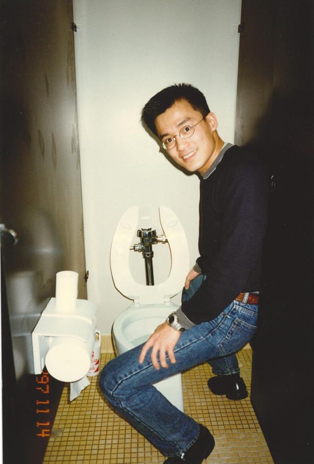 林浩宏校友一九九七年在美國訓練學習如何做洗手間清潔消毒，為創業作準備