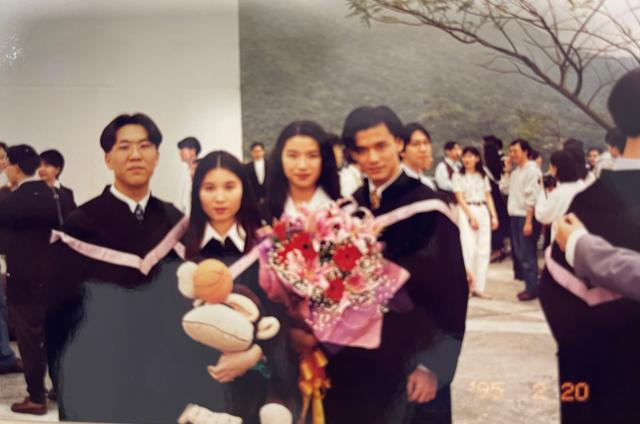 林浩宏校友（右一）大學畢業時與同班同學在書院合照