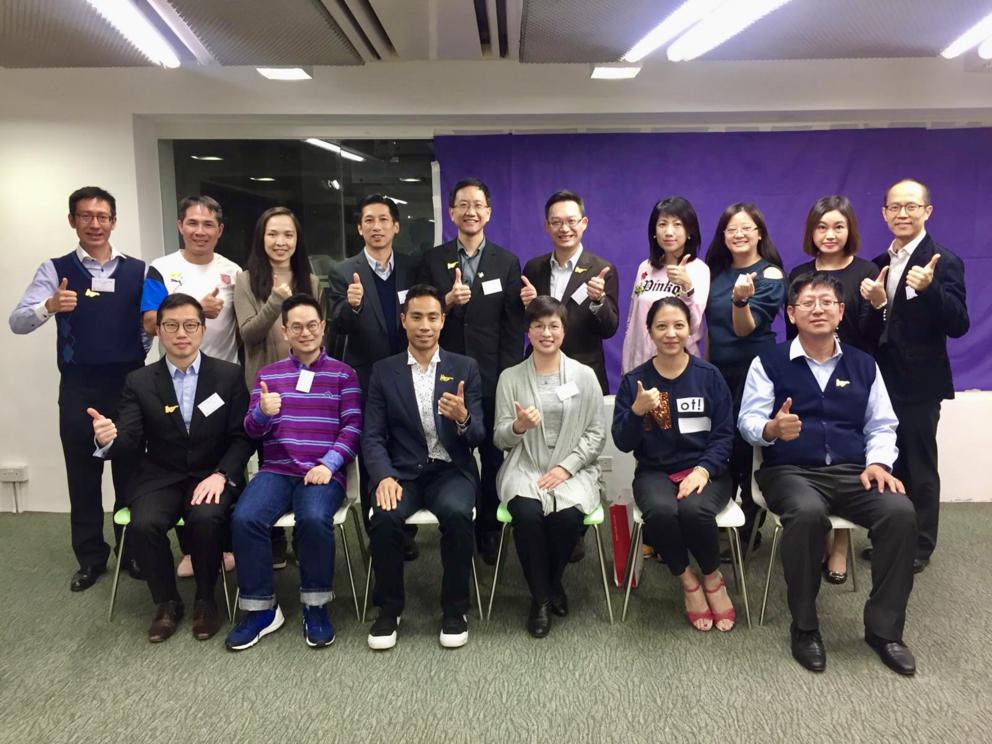 區藹芝女士（前排右三）於二零一九年至二零二三年出任逸夫書院校友會會長