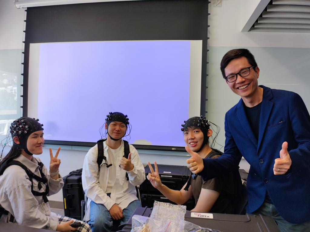 A photo of Professor Feng Gangyi (first from the right) with his team in the language laboratory