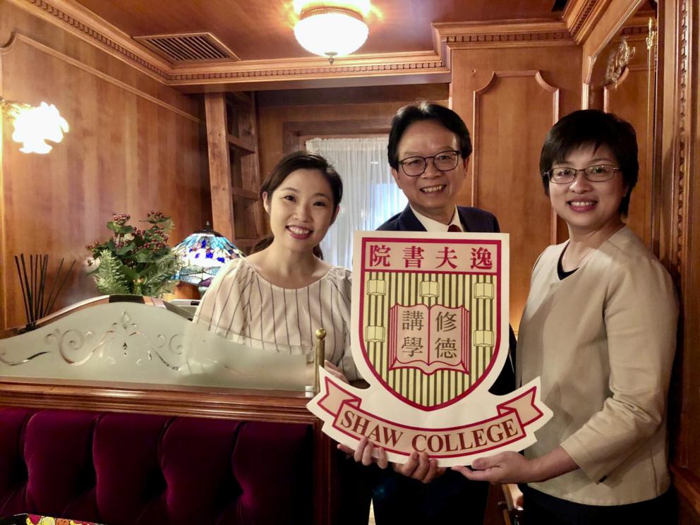 區藹芝女士(右)與院長梁耀堅教授(中)及校友錄製中大校友日主題曲《中大志》