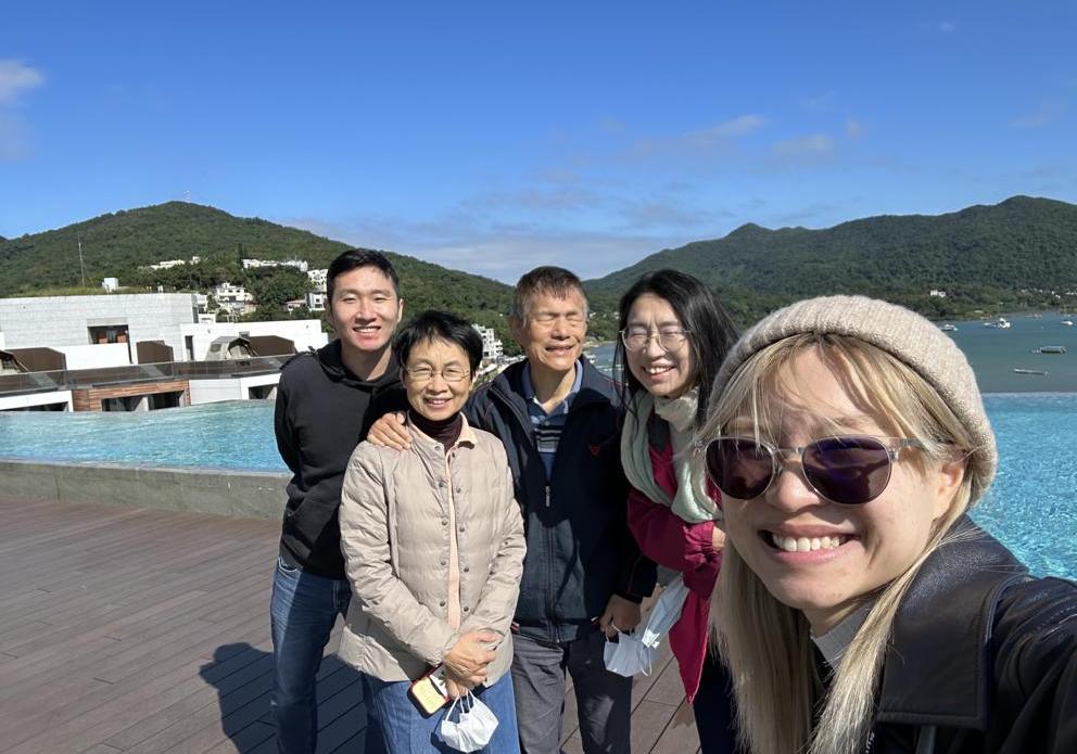 林女士(左二)與她的快樂家庭