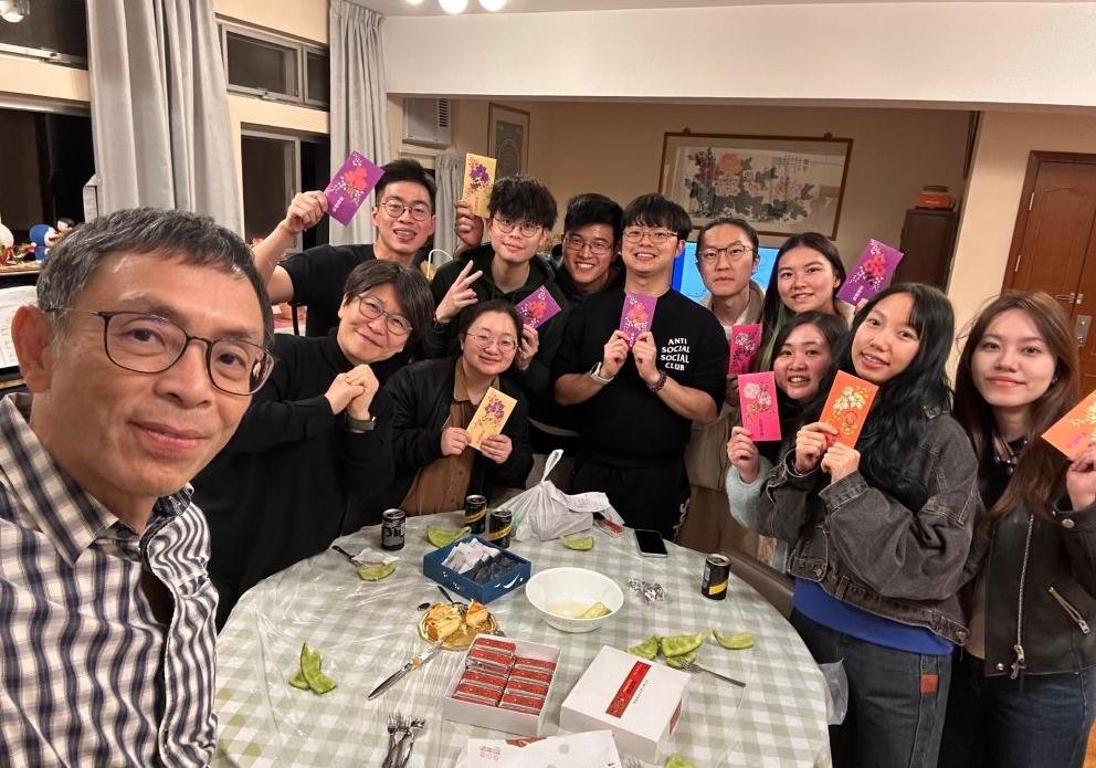 Mr James Au-Yeung and Professor Donna Chu (first and second from the left) invited resident tutors to their home